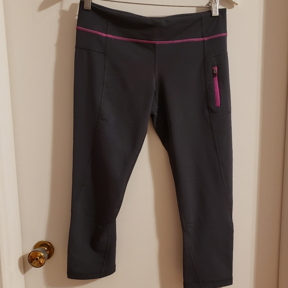 Forma Athletic Yoga Workout Capri Formfitting Athleisure Pants Woman Size 4 NWOT